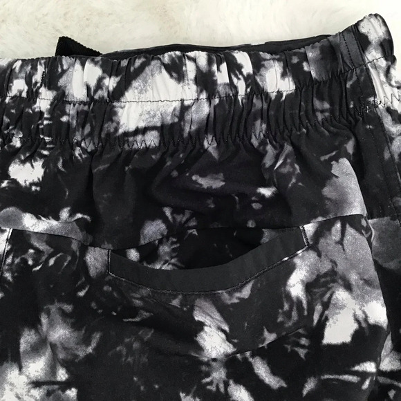 Lululemon Spring Break Away Shorts Dusk Dye Black/White Summer Size 8 - Picture 6 of 7